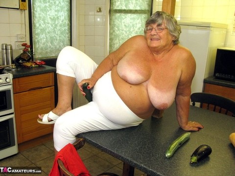 Obese female Grandma Libby masturbates with vegetables after cooking | Фото 7