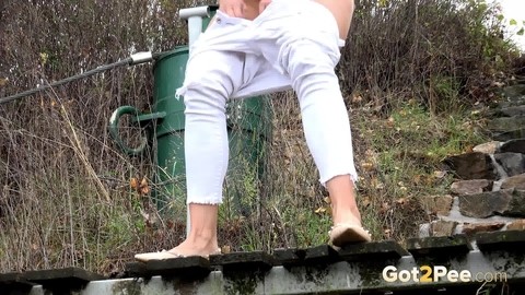 Mature Bianca pulls down her white pants to take a steaming pee outside | Фото 13