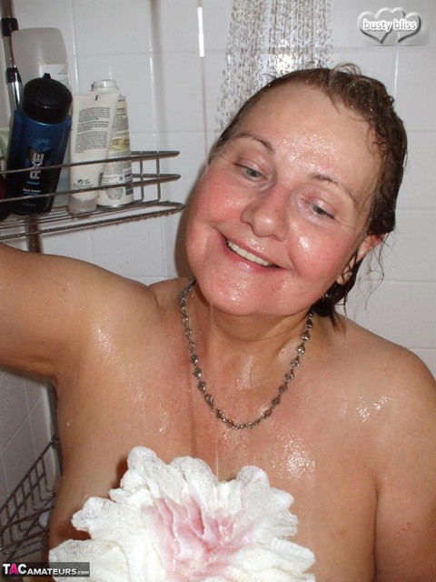 Naked older woman Busty Bliss washes her big boobs while taking a shower | Фото 2