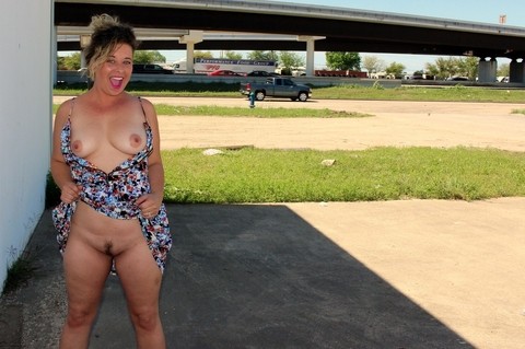 Chubby amateur June Larue wanders around outdoors with butt plug in her ass | Фото 6