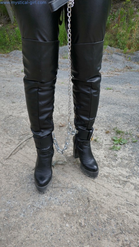 Collared female is restrained with cuffs and chains while wearing leather | Фото 1