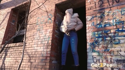 Blonde girl Masha Sweet takes a piss in an abandoned building on a cold day | Фото 13