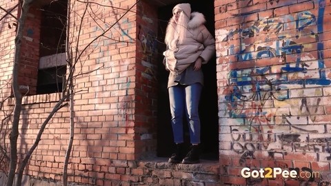 Blonde girl Masha Sweet takes a piss in an abandoned building on a cold day | Фото 2