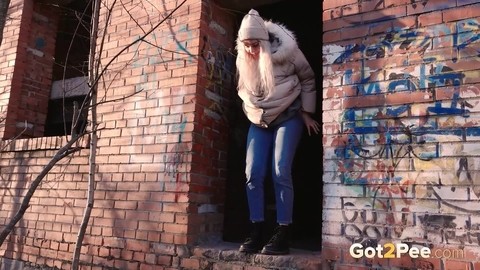 Blonde girl Masha Sweet takes a piss in an abandoned building on a cold day | Фото 3