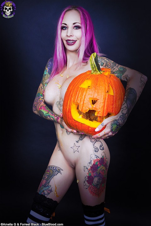 Tattooed chick Brandie Graves shows her fake tits while holding a pumpkin | Фото 11