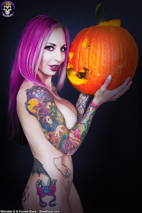 Tattooed chick Brandie Graves shows her fake tits while holding a pumpkin | Фото 12