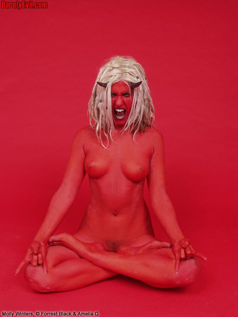 Naked chick Molly Winters sports devil horns while assuming the lotus position | Фото 15