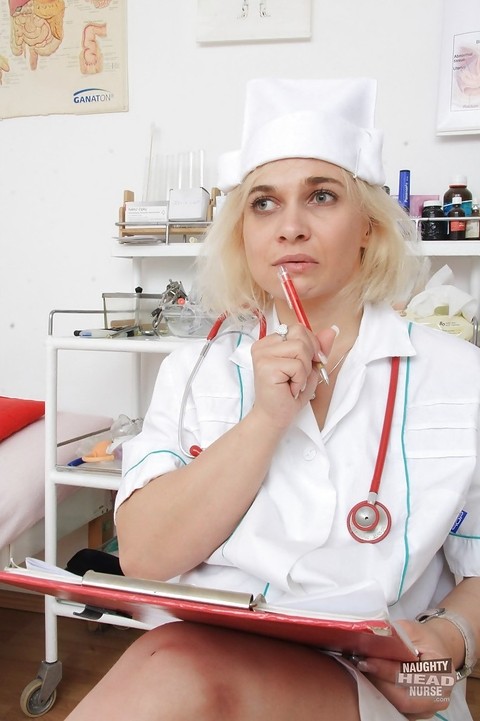 Older blonde nurse Sandy masturbating and toying bald cunt on exam table | Фото 1