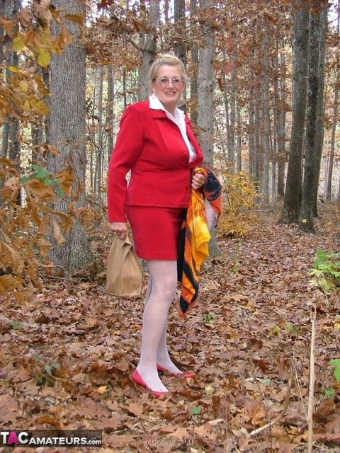 Horny granny Adonna removes her panties and toys herself in the woods | Фото 1