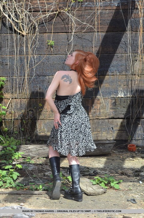 Natural redhead Riann strips to leather boots behind a weathered outbuilding | Фото 1