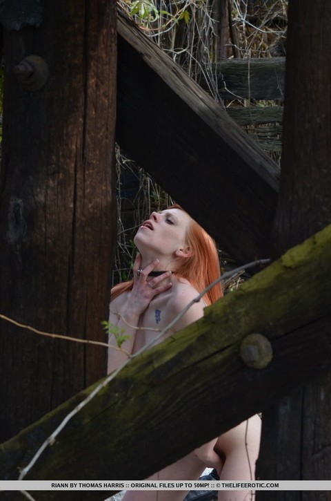 Natural redhead Riann strips to leather boots behind a weathered outbuilding | Фото 6