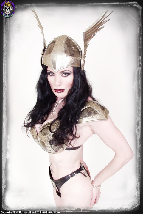 British model Morrigan Hel shows her bare ass an armor-plated fantasy wear | Фото 2