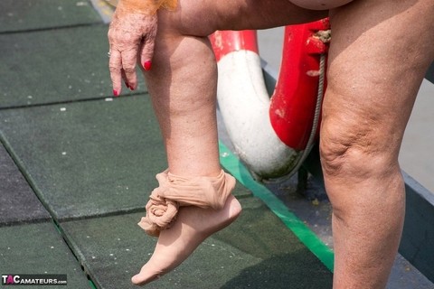 Obese oma Grandma Libby doffs a see-through raincoat to get naked on a bridge | Фото 11