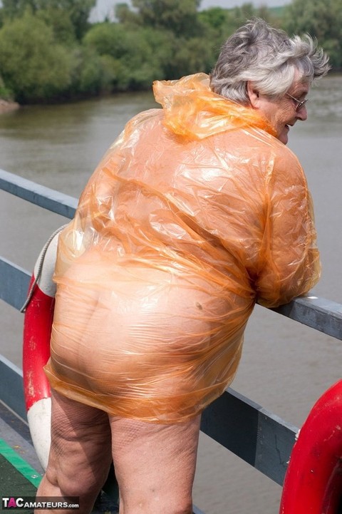 Obese oma Grandma Libby doffs a see-through raincoat to get naked on a bridge | Фото 12