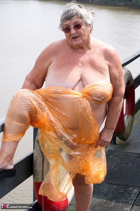 Obese oma Grandma Libby doffs a see-through raincoat to get naked on a bridge | Фото 15