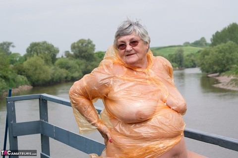 Obese oma Grandma Libby doffs a see-through raincoat to get naked on a bridge | Фото 3