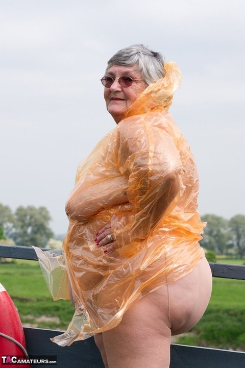 Obese oma Grandma Libby doffs a see-through raincoat to get naked on a bridge | Фото 4