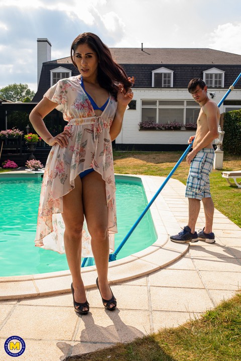 British mom Sahara Knite gets her hairy twat fucked by a pool boy outdoors | Фото 2