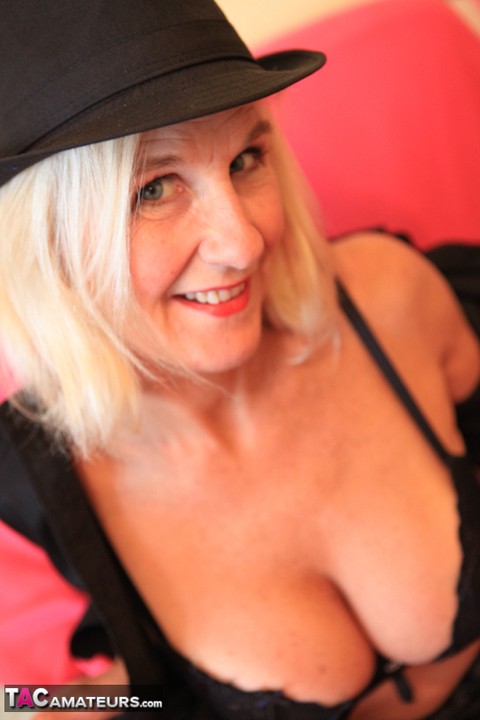 Blonde amateur Molly MILF dildos her shaved pussy while wearing a fedora | Фото 3