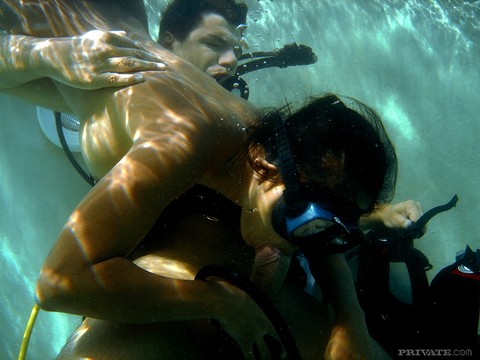 Asian scuba diver gives a BJ underwater before fucking beside pool | Фото 4