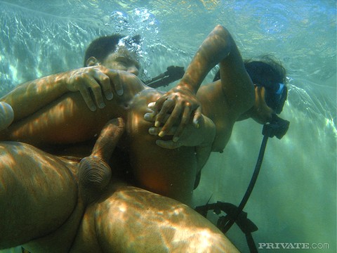 Asian scuba diver gives a BJ underwater before fucking beside pool | Фото 5