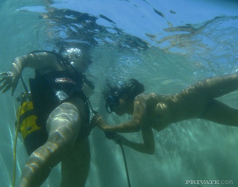 Asian scuba diver gives a BJ underwater before fucking beside pool | Фото 6