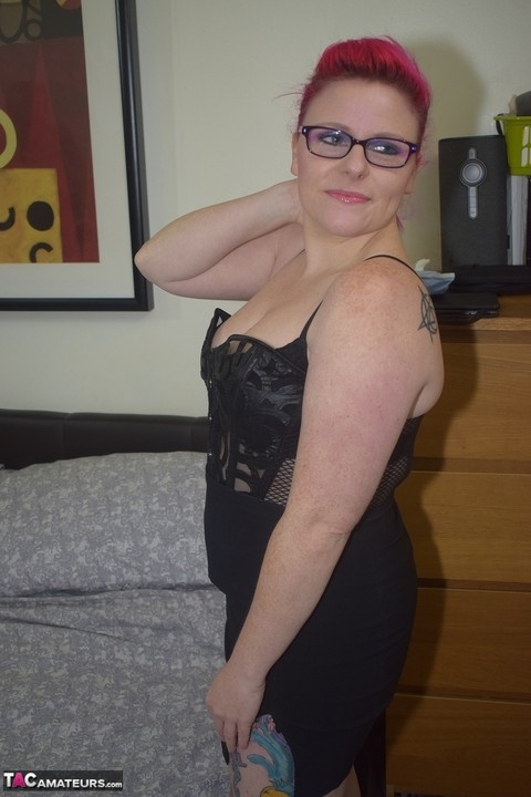 Tattooed amateur Mollie Foxxx dons black lingerie while wearing her glasses | Фото 4