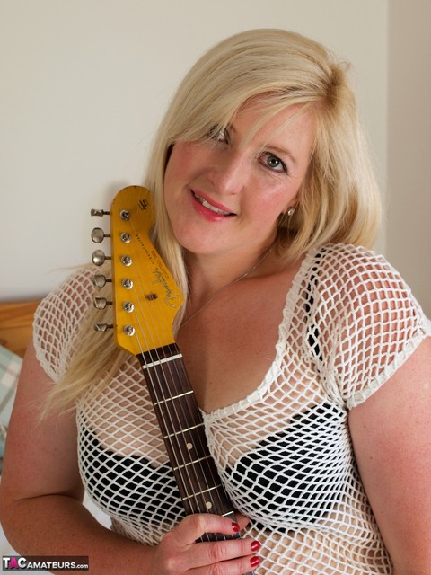 Blonde BBW Samantha touches her pussy while holding an electric guitar | Фото 4