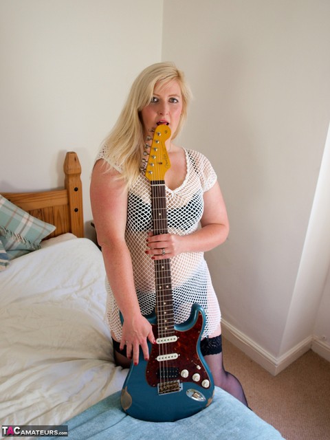 Blonde BBW Samantha touches her pussy while holding an electric guitar | Фото 5