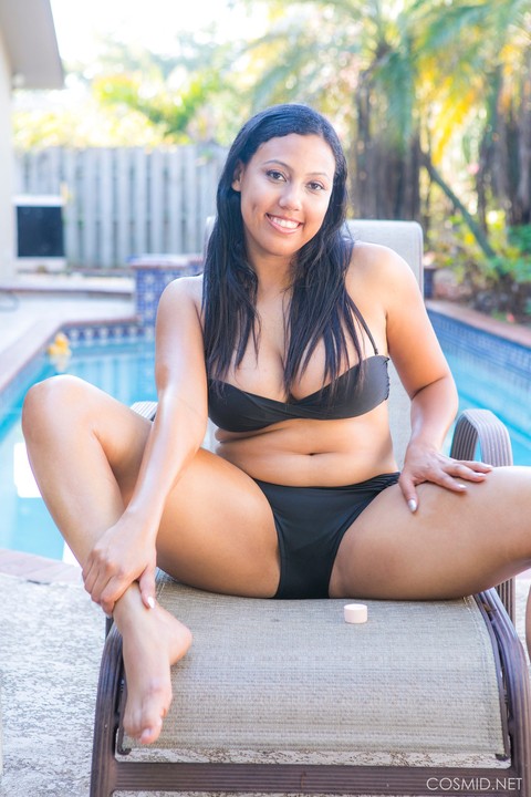 Chubby black amateur removes her bikini to pose nude on chair by a pool | Фото 2