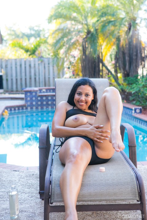 Chubby black amateur removes her bikini to pose nude on chair by a pool | Фото 3