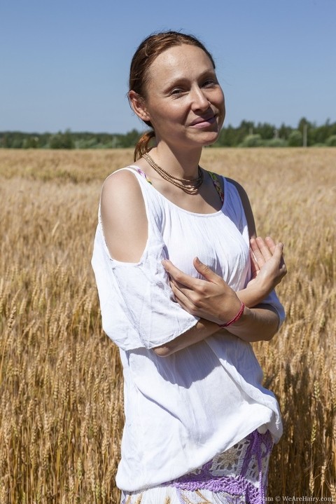 Amateur girl Nata shows her furry pits and bush in a field of wheat | Фото 1