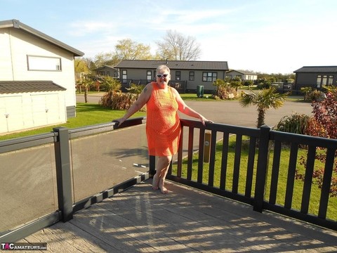 Fat nan bares her boobs while in a patio hot tub before getting naked on a bed | Фото 1