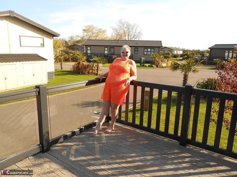 Fat nan bares her boobs while in a patio hot tub before getting naked on a bed | Фото 5