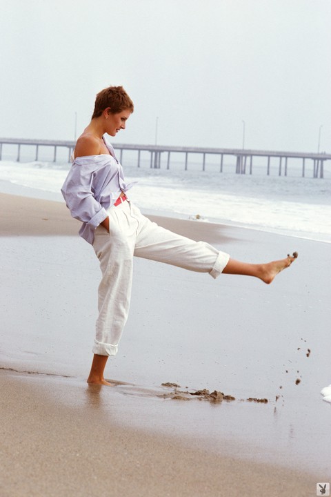 Intense centerfold model Denise Crosby posing erotically showing hairy muff | Фото 15