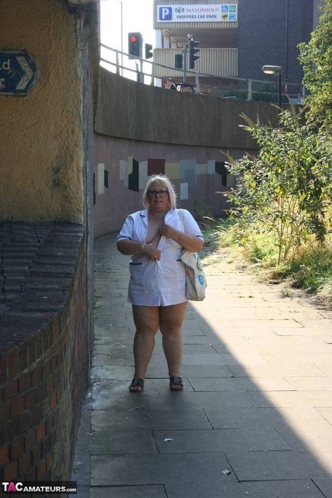 Fat older nurse Lexie Cummings exposes herself while walking on a sidewalk | Фото 4