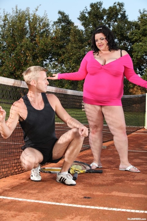 Fat woman Viktorie face sits her tennis instructor during sex on a clay court | Фото 1