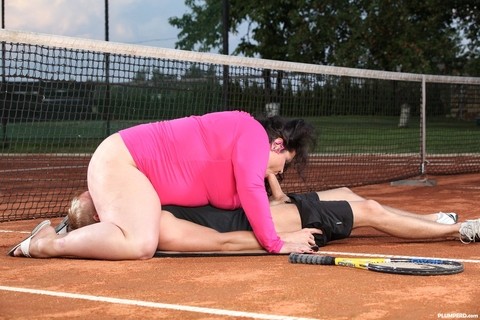 Fat woman Viktorie face sits her tennis instructor during sex on a clay court | Фото 14