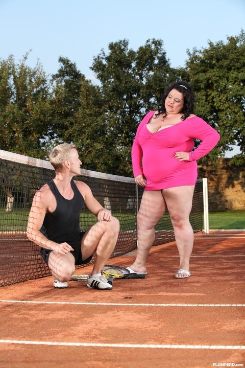 Fat woman Viktorie face sits her tennis instructor during sex on a clay court | Фото 2