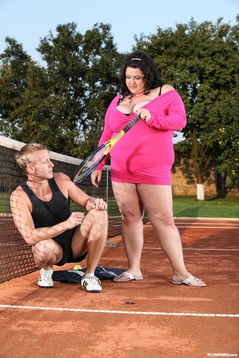 Fat woman Viktorie face sits her tennis instructor during sex on a clay court | Фото 3