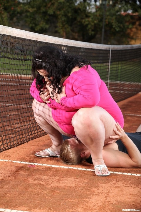 Fat woman Viktorie face sits her tennis instructor during sex on a clay court | Фото 7