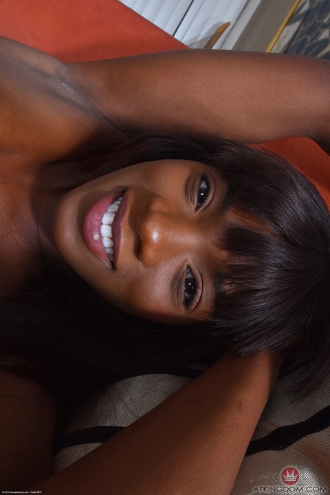 Ebony beauty pulls down her panties to finish getting naked for nude poses | Фото 16