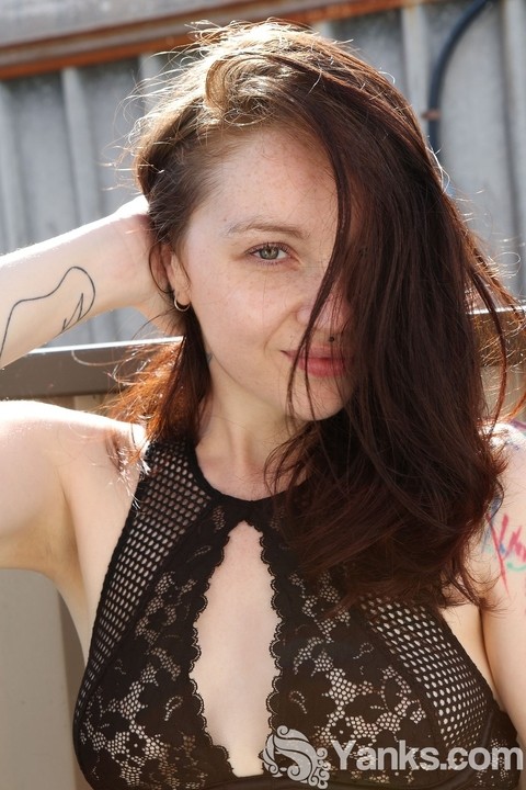 Pale skinned brunette with a tattooed body BeeBee Gunn masturbates outdoors | Фото 3