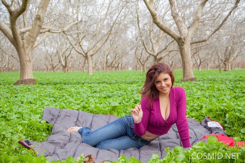 Aubrey Chase takes her purple sweater off and shows her big boobs in the park | Фото 2