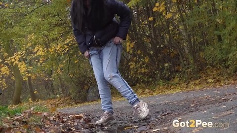 Dark-haired girl pulls down her jeans to take a piss while out for a walk | Фото 14