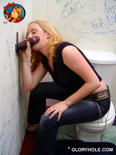 Blonde 39yo Fiona Cheeks tastes black dong through a gloryhole in the toilet | Фото 17