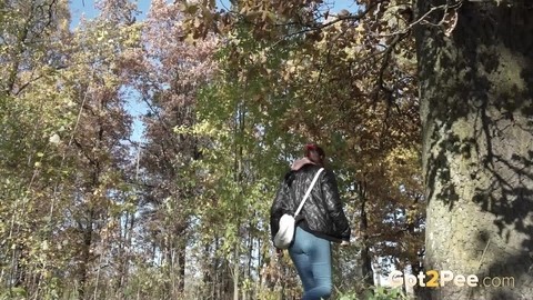 Short taken chick pulls down her jeans to take a piss next to a tree | Фото 15