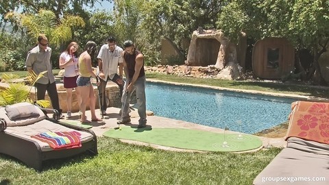 Colleges students take part in group sex while playing mini-golf | Фото 1