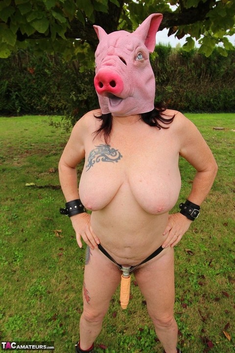 Busty amateur Mary Bitch sports a pig's head, clamps and a strapon on a lawn | Фото 13