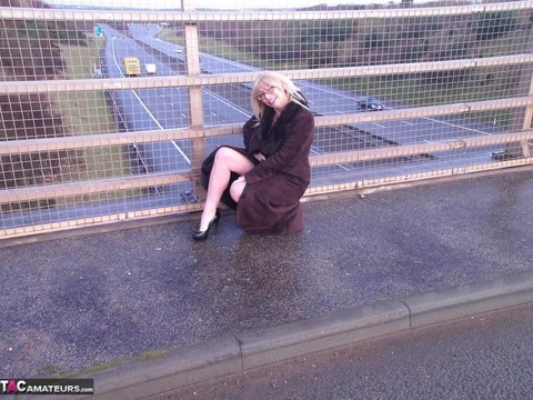 Older amateur Barby Slut flashes on a sidewalk upon an overpass | Фото 15